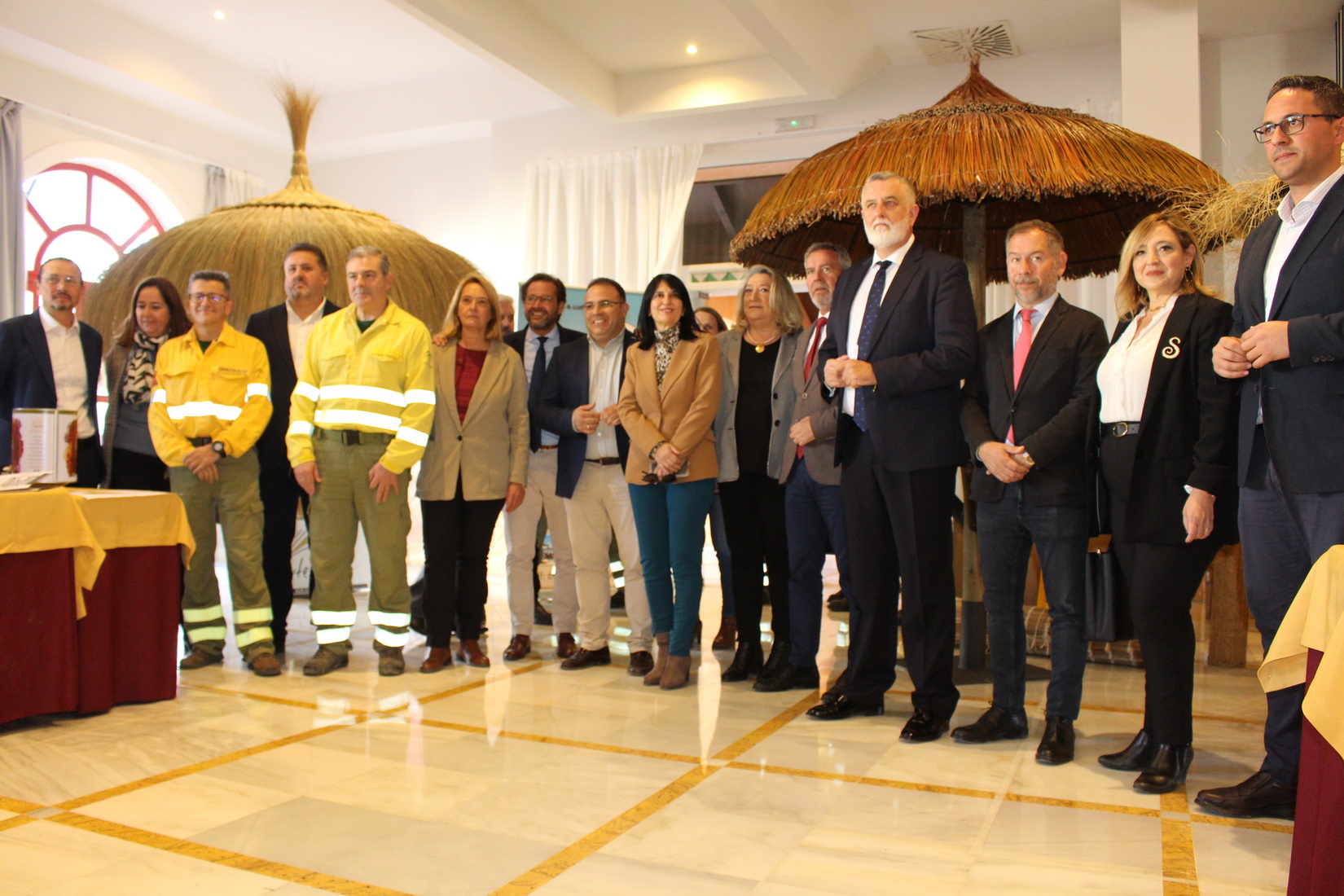 Los bomberos del IINFOCA y el ex delegado de Turismo, Gustavo Rodríguez, reciben el reconocimiento de los empresarios de las playas de la Costa Tropical